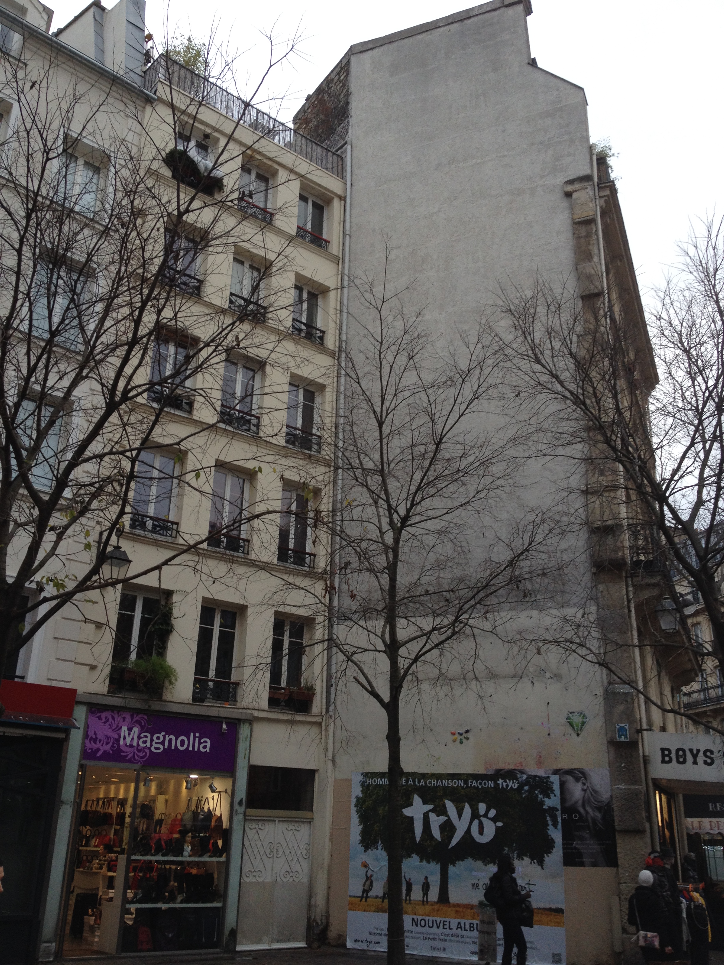 Le mur de la place St Opportune support de nombreux affichages sauvages et graffitis.