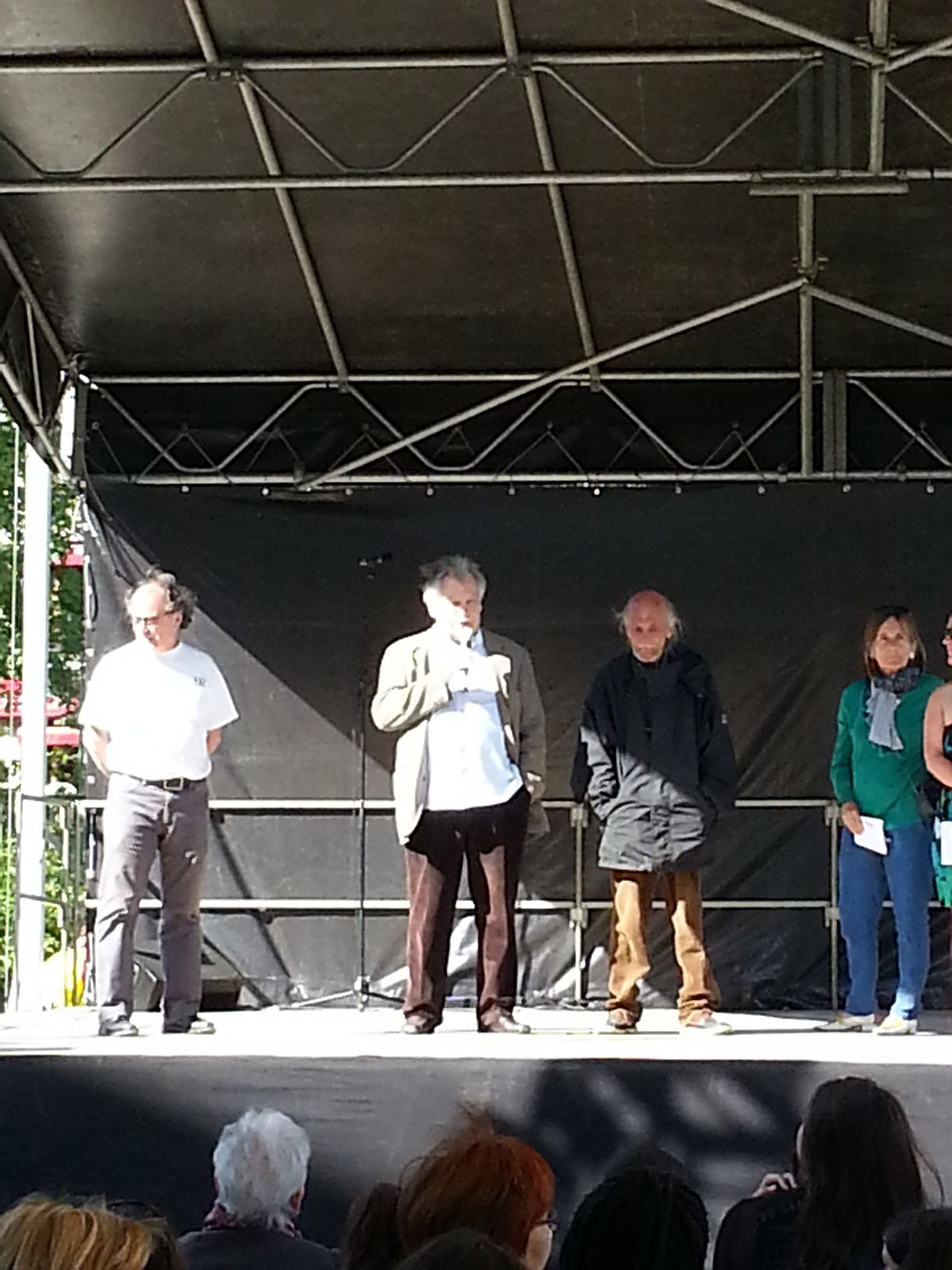 Le Président Jacques CHAVONNET présente au public les activités de l'ADRAQH.