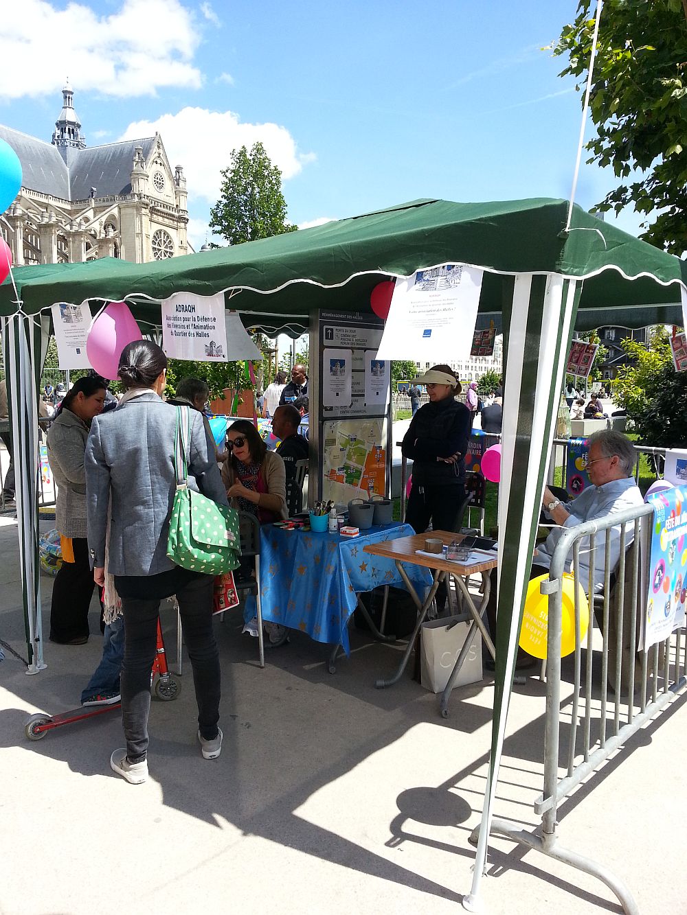 Les membres du Bureau de l'ADRAQH tiennent le stand de l'association.