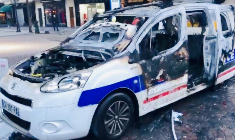 Une voiture de l'antenne du commissariat incendiée aux Halles